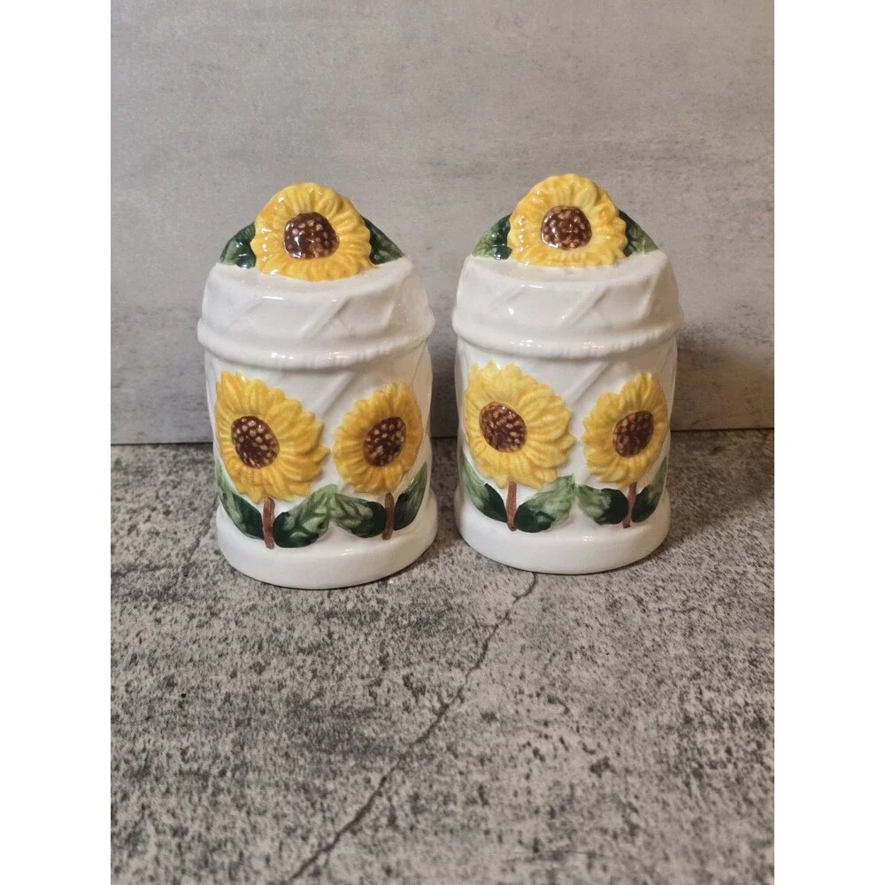 Vintage Sunflower Salt & Pepper Shakers Ceramic Farmhouse Cottagecore Grandma